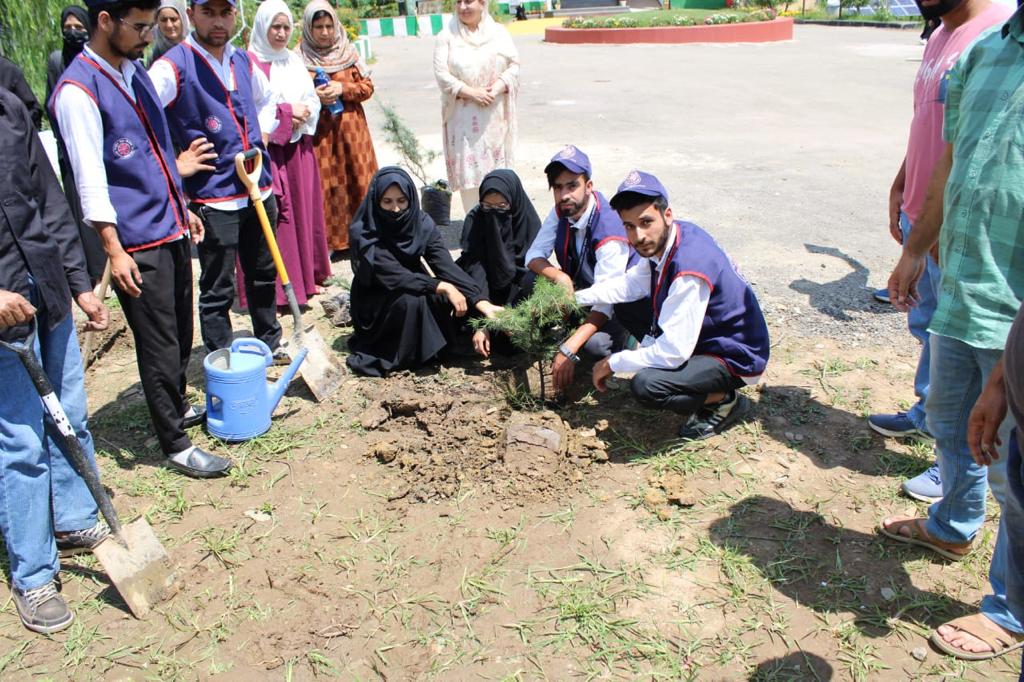 Raziya_Lolabi's tweet image. &apos;Tree Plantation Drive On The Occasion Of _Vana Mahotsava_&apos;

#SaveEnvironment
#VanaMahotsava
#FestivalOfTrees 
#KashmirDevelopment
#Kashmir
#IndianArmy
#HumSayaHaiHum
#ProsperousKashmir
#NayaKashmir