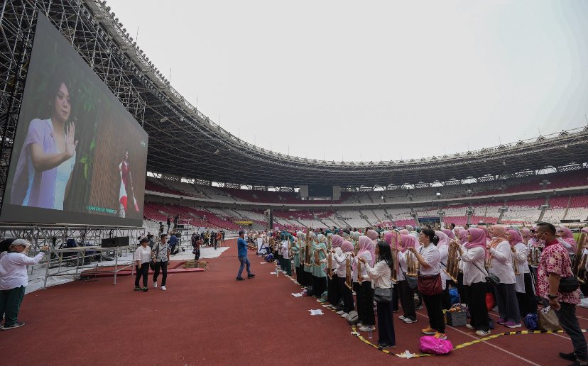 joerendy's tweet photo. 23.
Saat angklung dimainkan bersama-sama, tercipta sebuah keajaiban musik yang memukau pendengar dengan indahnya kebersamaan dan solidaritas.
#AngklungIndonesia https://t.co/bZuefHvZMd