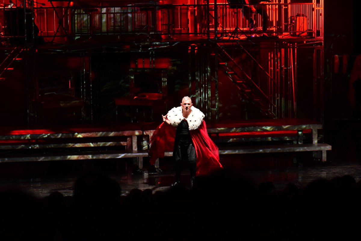 bkstv's tweet photo. Berna Moran’ın W. Shakespeare III. Richard çevirisinden, Okan Bayülgen’in uyarlayıp, yazıp, yönettiği ve başrolünde oynadığı “Richard”, sanatseverlere tiyatro dolu bir gece yaşattı. 

https://t.co/XfsN93OSW6 https://t.co/jFqR7qMYds