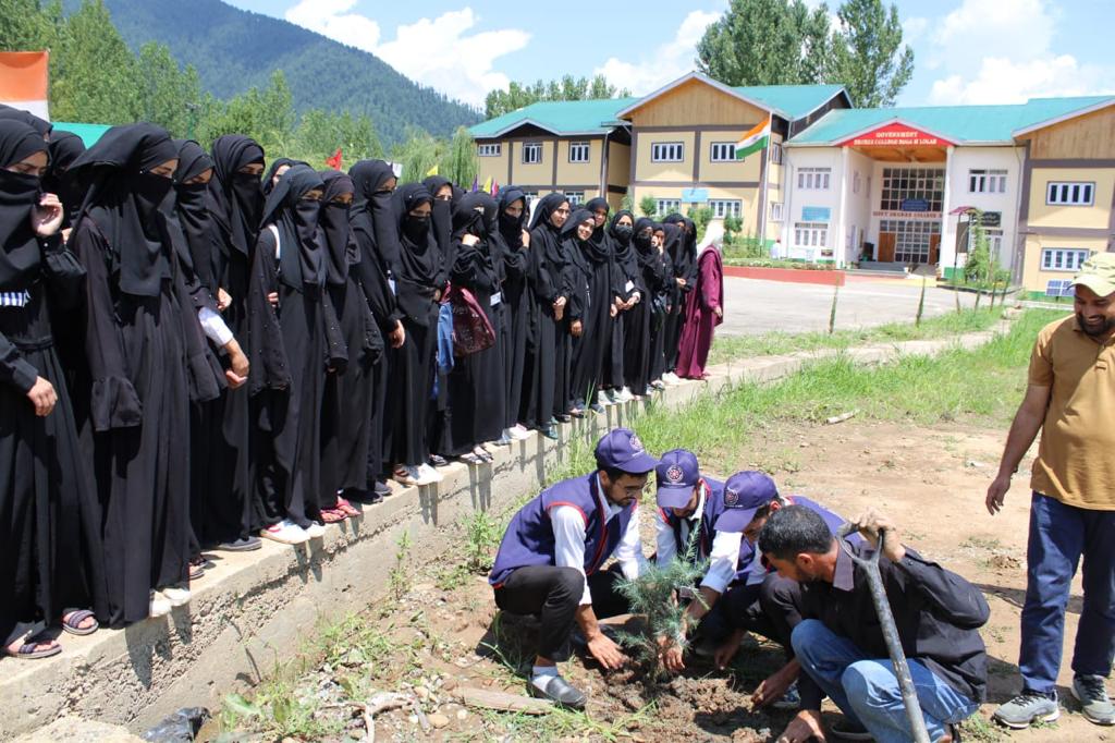 Nusaratkhan11's tweet image. &apos;Tree Plantation Drive On The Occasion Of _Vana Mahotsava_&apos;

#SaveEnvironment
#VanaMahotsava
#FestivalOfTrees 
#KashmirDevelopment
#Kashmir
#IndianArmy
#HumSayaHaiHum
#ProsperousKashmir
#NayaKashmir