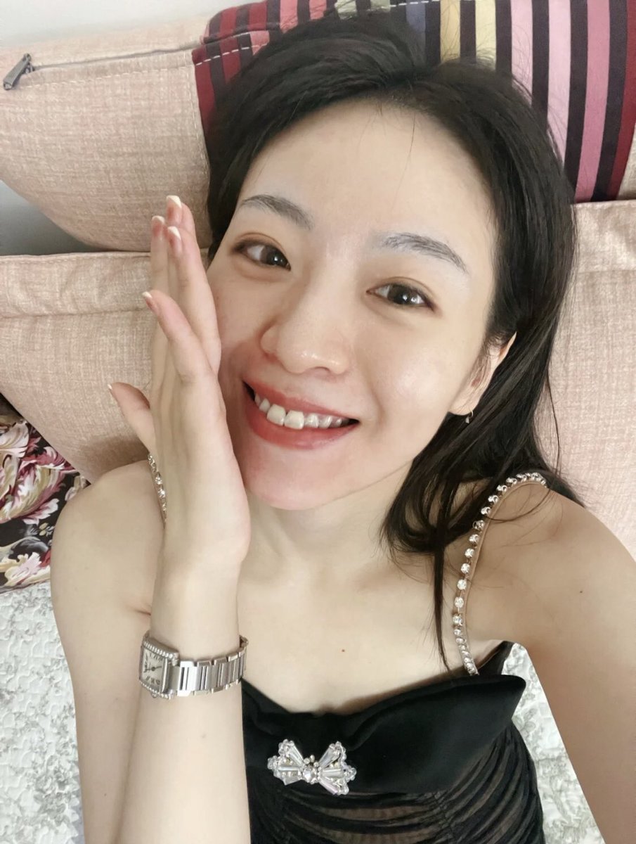 jelox_love's tweet photo. 中年，是年龄！少女，是心态
希望在烟熏火燎的生活中
依旧眼里有纯真，脸上有笑容。 https://t.co/FenyxxyUDG