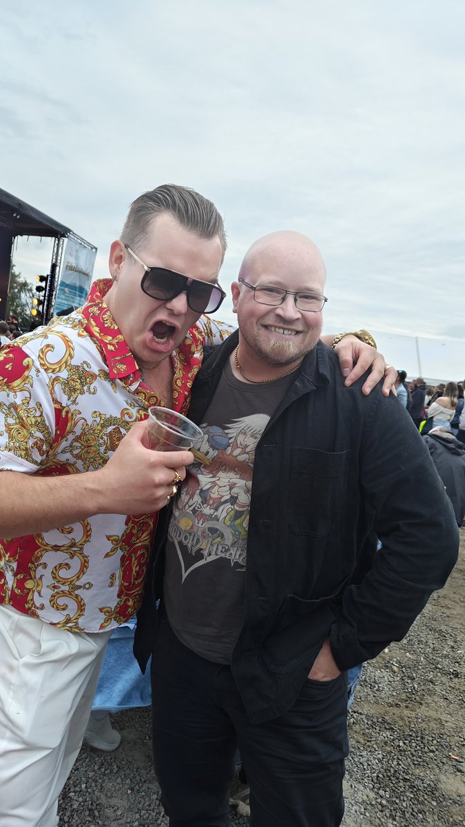 Uke_Snytt's tweet photo. Deler av Uke Snytt var på Huinndagan i Alsvåg for å drikke å høre på artister som AdmiralP, RSP &amp; Thomax og Crazy Ass. Vi endte til og med i avisen og en av oss fikk et bilde med selveste Festens Far, Crazy Ass (kjent fra NRK serien Yttersia og Tiktok) #crazyass #huinndagan https://t.co/ggPTsYSKwJ