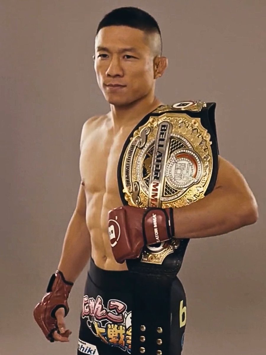 MMAフォト📸 ベルトを持って写真撮影に臨む堀口選手 〈初代ベラトール