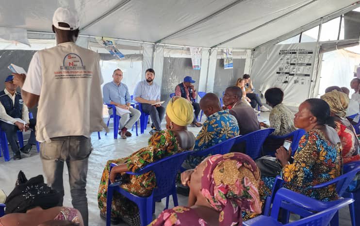 AlexGreenFCDO's tweet photo. A harrowing visit to a camp for internally displaced people in eastern DRC. 

Une visite poignante dans un camp de personnes déplacées dans l'est de la RDC. Nous avons vu comment @OMSRDCONGO fournit un soutien sanitaire essentiel à ces personnes 💉🏥🇨🇩 https://t.co/XzEzJhtCns