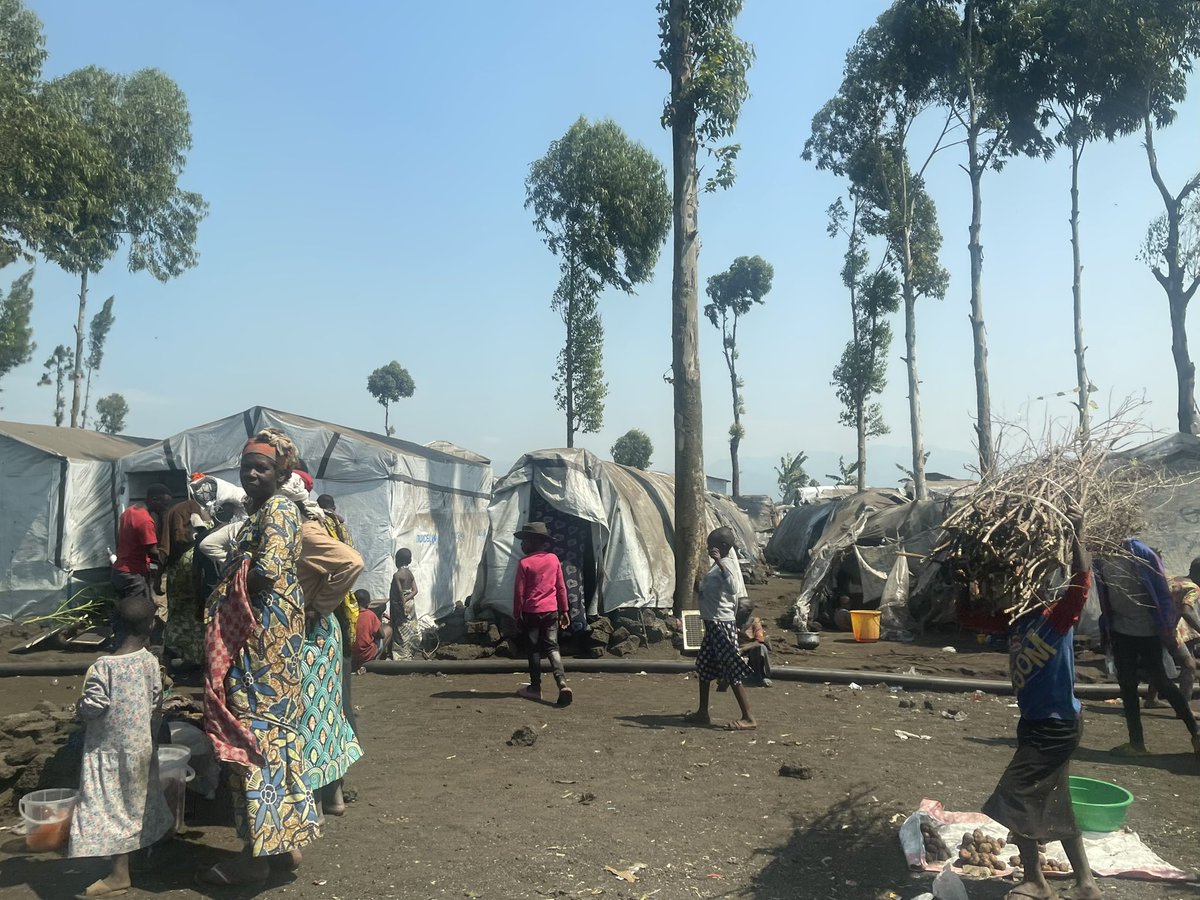 AlexGreenFCDO's tweet photo. A harrowing visit to a camp for internally displaced people in eastern DRC. 

Une visite poignante dans un camp de personnes déplacées dans l'est de la RDC. Nous avons vu comment @OMSRDCONGO fournit un soutien sanitaire essentiel à ces personnes 💉🏥🇨🇩 https://t.co/XzEzJhtCns