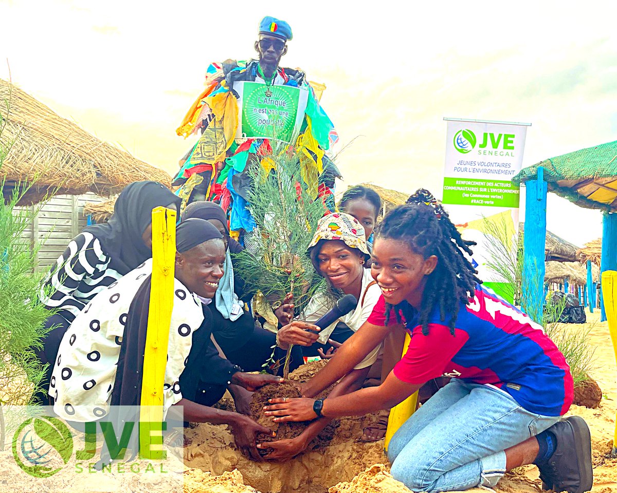 #AtayaThematique du projet #RACE avec le <a href="/Cey_2021/">Club Environnement Yoff</a> en partenariat avec la #Fhbs <a href="/HeppeFabian/">Fabian Heppe</a> 🌳 à #Yoff #BCEAO.
🌳 40 poubelles offerts aux propriétaires de Cabane pour l’application du tri
🌳Reboisement de l’espace Balein
🌳Sensibilisation avec <a href="/PropreSenegal/">l'homme plastique</a> (Homme Plastique)