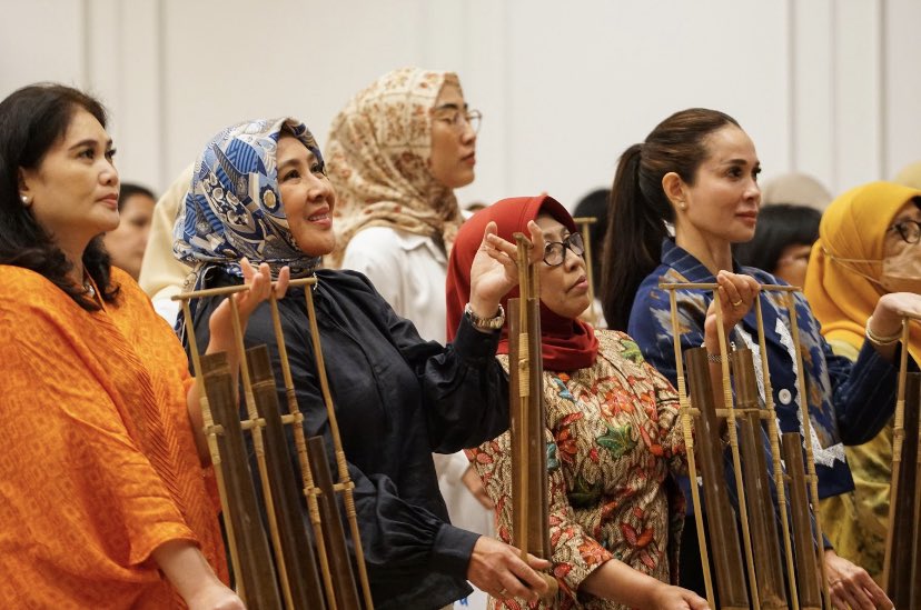 joerendy's tweet photo. 25.
Dengan pemecahan rekor dunia ini, diharapkan semakin banyak orang dari seluruh dunia tertarik untuk mengenal lebih dalam  angklung dan kekayaan budaya Indonesia.
#AngklungIndonesia https://t.co/619ts7QnJy