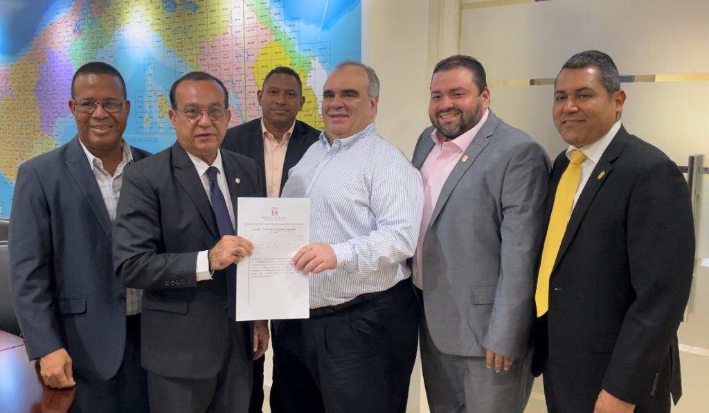 eflorescastro's tweet photo. La ANATI, ha traspasado a título gratuito a la Universidad de Panamá, 2,651 m2. En este globo se construye la nueva sede del Centro Universitario de San Miguelito.
Agradezco al administrador de la ANATI, José Montenegro, y al director nacional de Titulación, Damián Cigarruista. https://t.co/QZGfWKan1Q