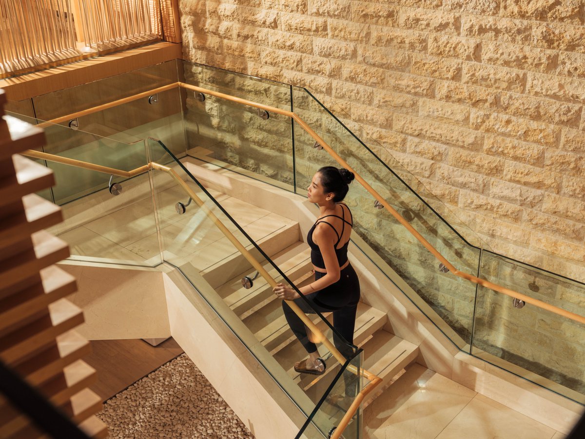 MO_LANDMARKHK's tweet photo. Embrace the spirit of summer with an elevated self-care time at The Oriental Spa, where the boundaries of East and West blend in harmony with holistic treatment and wellness experiences. Discover our summer wellness plans: https://t.co/7fCScpMVI9 https://t.co/ymRnrkLcBD