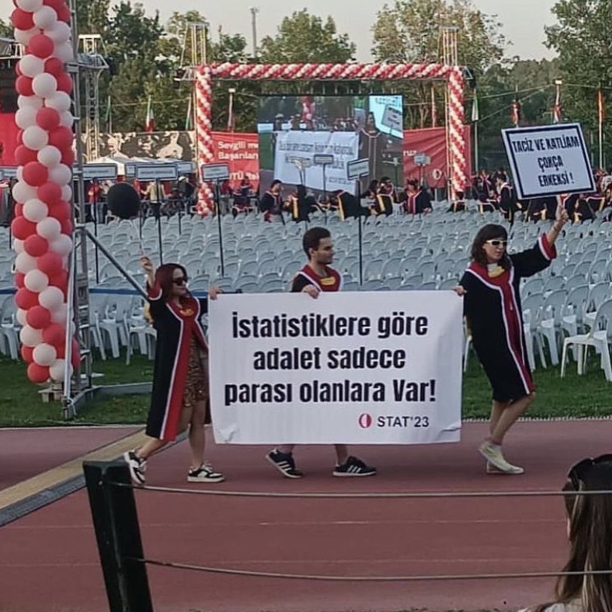 ankarageddo's tweet photo. ODTÜ 2023 mezunlarının açtığı pankartlar 👏 https://t.co/y8wv4pdRW0