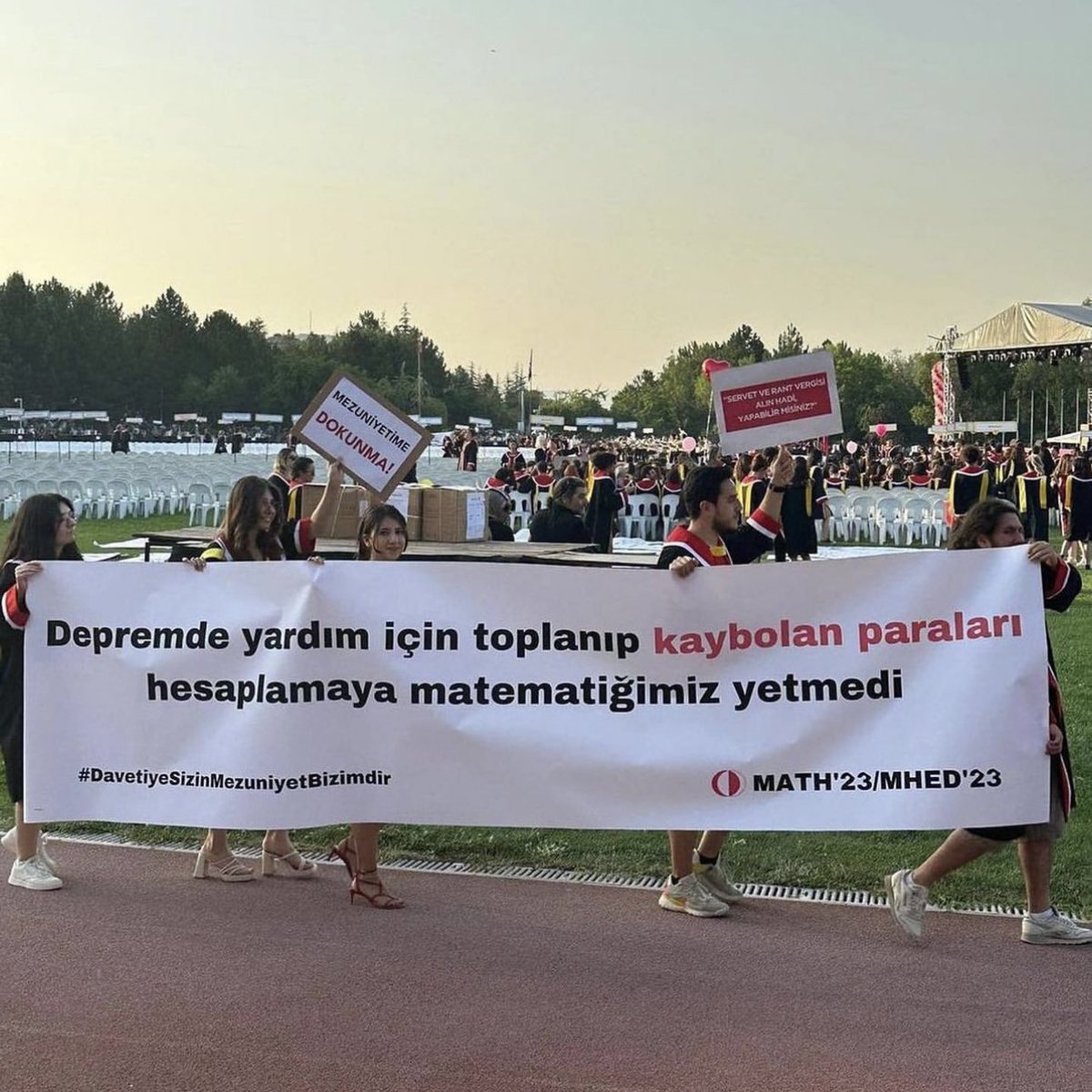ankarageddo's tweet photo. ODTÜ 2023 mezunlarının açtığı pankartlar 👏 https://t.co/y8wv4pdRW0