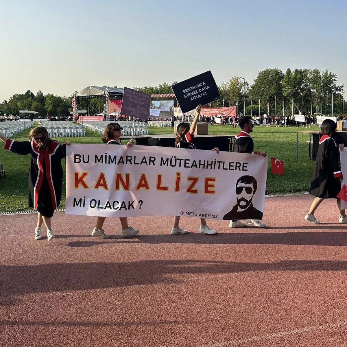 ankarageddo's tweet photo. ODTÜ 2023 mezunlarının açtığı pankartlar 👏 https://t.co/y8wv4pdRW0