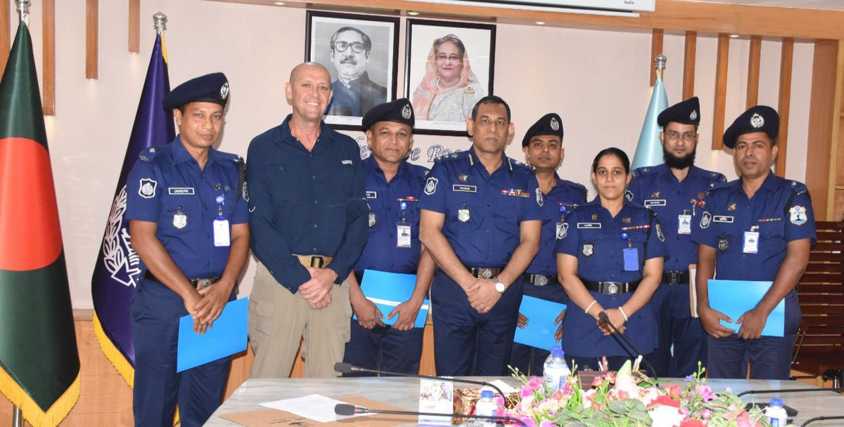 UNODC_BMB's tweet photo. #KeepingRiversSafe🌊⚓
@UNODC_MCP in #Bangladesh 🇧🇩 completed Pierside #VesselSearch Techniques (PVST) Course for 4️⃣ officers of the Bangladesh #RiverPolice, incl. theo. &amp; prac. sessions on:
📦 Hidden compartments
🧾 Evidence handling
Funded by #Japan🇯🇵
#BorderManagement https://t.co/2v1LDWl4jI