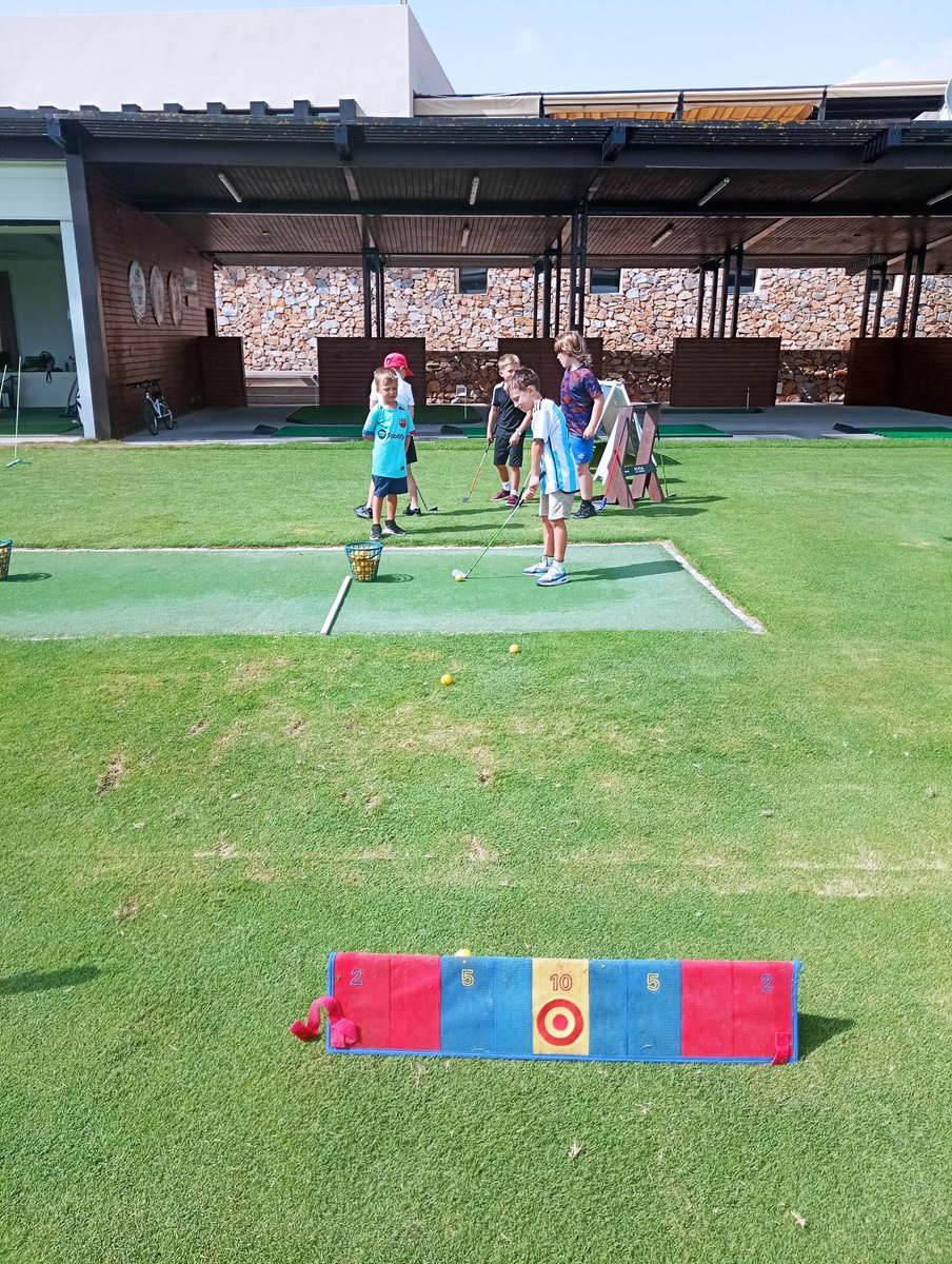 PaulsGolfAcad's tweet image. Day 4 - Junior Summer Golf Camp #chipping #golfintruction #fun 🏌️⛳🇪🇸☀️ @fgolfmurcia @RodaGolfBR