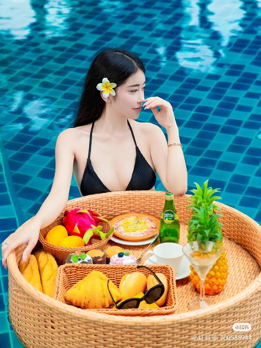 Nancyy2296's tweet photo. Take a picture in the Hawaiian hotel pool＃job  #MGT2024xENGLOT  ＃n https://t.co/jUBsQolNCX