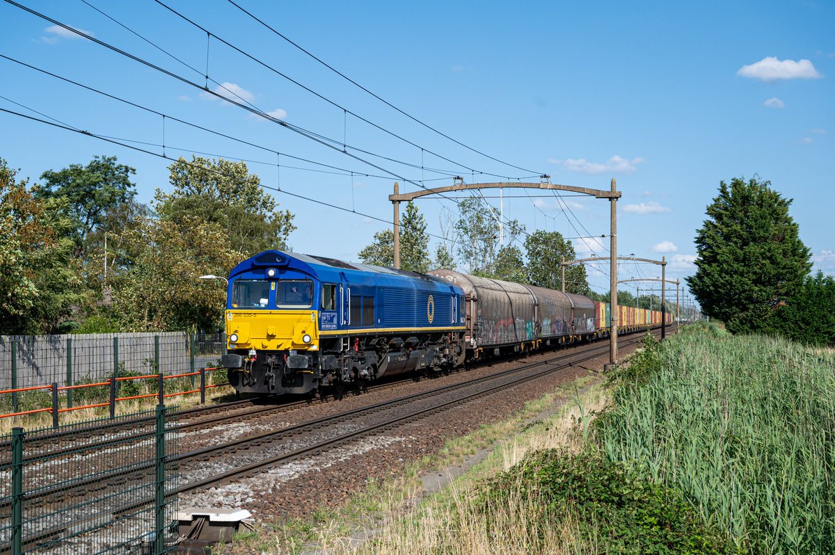 Imagine travelling hundreds of miles away from the UK to be greeted by a shed 🤣

266 035-5 is seen operating a Westbound Railtraxx freight past the railway crossing at Schaijkpad on July 26th, 2023. #class66 #netherlands #train