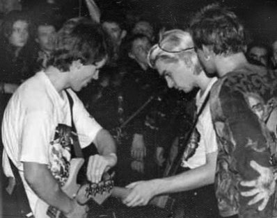 Еще Яшка у нас гитарный виртуоз, что может даже играть одновременно и на своей гитаре и басу Балу.