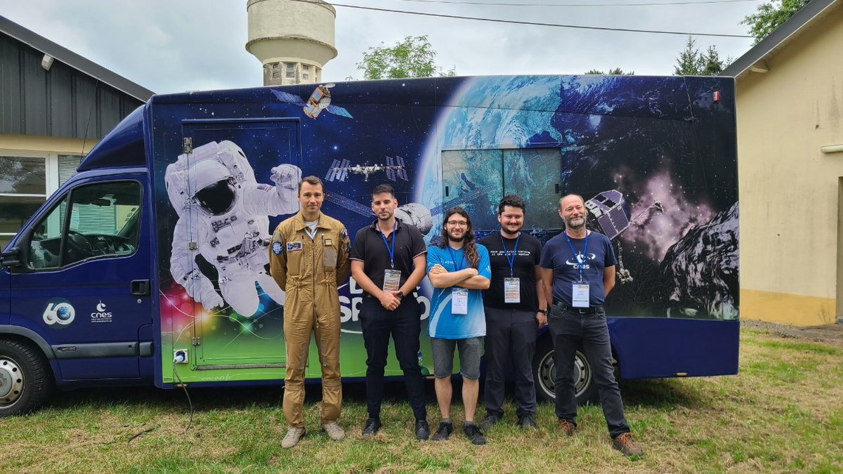 PlanetSciOccit's tweet image. [Souvenirs 📸🤩] 
Photo très très spéciale du #spatiobus et de l'astronaute réserviste de l'@esa @Arno_astro pendant les 60 ans du #Cspace 2023 à Tarbes 🚀
#cnes #Fusée #espace #etudiants #space