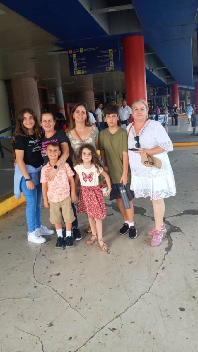 cuba_raque31036's tweet photo. @USEmbCuba Los cubanos que tenemos reunificacion familiar desde el 2016 puesta por un familiar cuidadano americano  necesitamos que se nos acabe de dar una entrevista o un permiso de viaje , queremos llegar a USA de forma legal y organizada , ayuda 🙏🙏🙏 https://t.co/v0PRy7Eog9