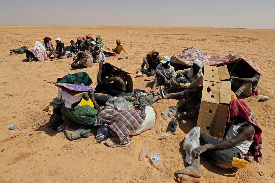 caritas_milano's tweet photo. Gli accordi Italia-Ue-Tunisia hanno un effetto visibile.

Tunisi allontana migranti e profughi che vengono abbandonati nel deserto arido, senza acqua, cibo o riparo a temperature che superano i 50 gradi.

Questi sono accordi che uccidono.

https://t.co/Ta118QOVMa https://t.co/IiziJ1066n