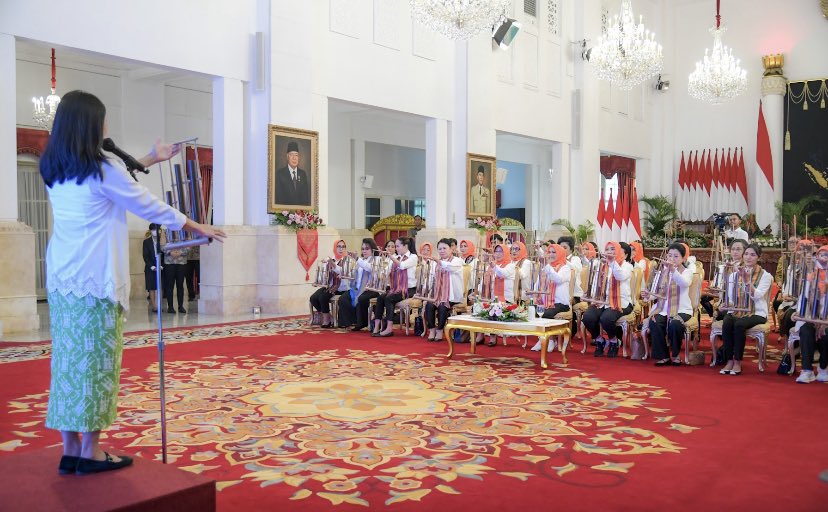 joerendy's tweet photo. 28.
Kegiatan ini juga menjadi wujud nyata dari gotong-royong dan persatuan, kebersamaan dan kecintaan terhadap warisan budaya Indonesia yang berharga. 
#AngklungIndonesia https://t.co/EuBKcAF8rr