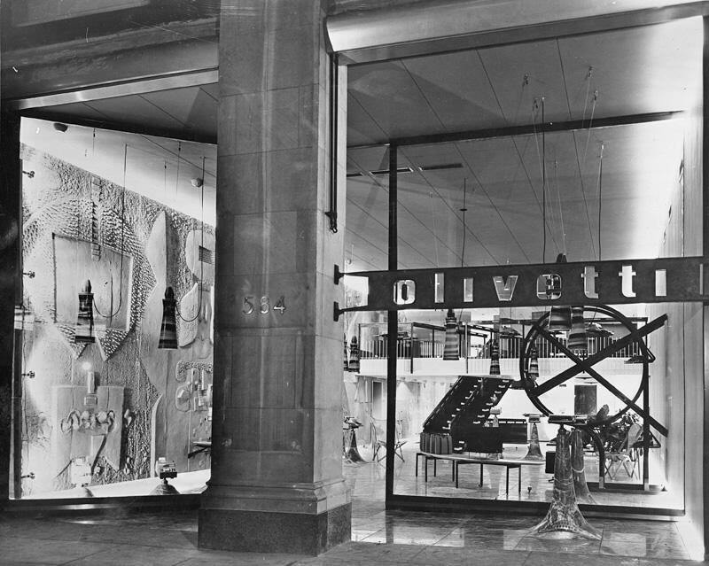 Gitro77's tweet image. La Olivetti aprì un negozio a New York nel 1954, quando Steve Jobs e Stephen Wozniak, i futuri fondatori della Apple, avevano rispettivamente 1 e 4 anni. Lo showroom della Olivetti era uno dei negozi più belli della Fifth Avenue nella New York degli anni 50.

La Olivetti aprì…