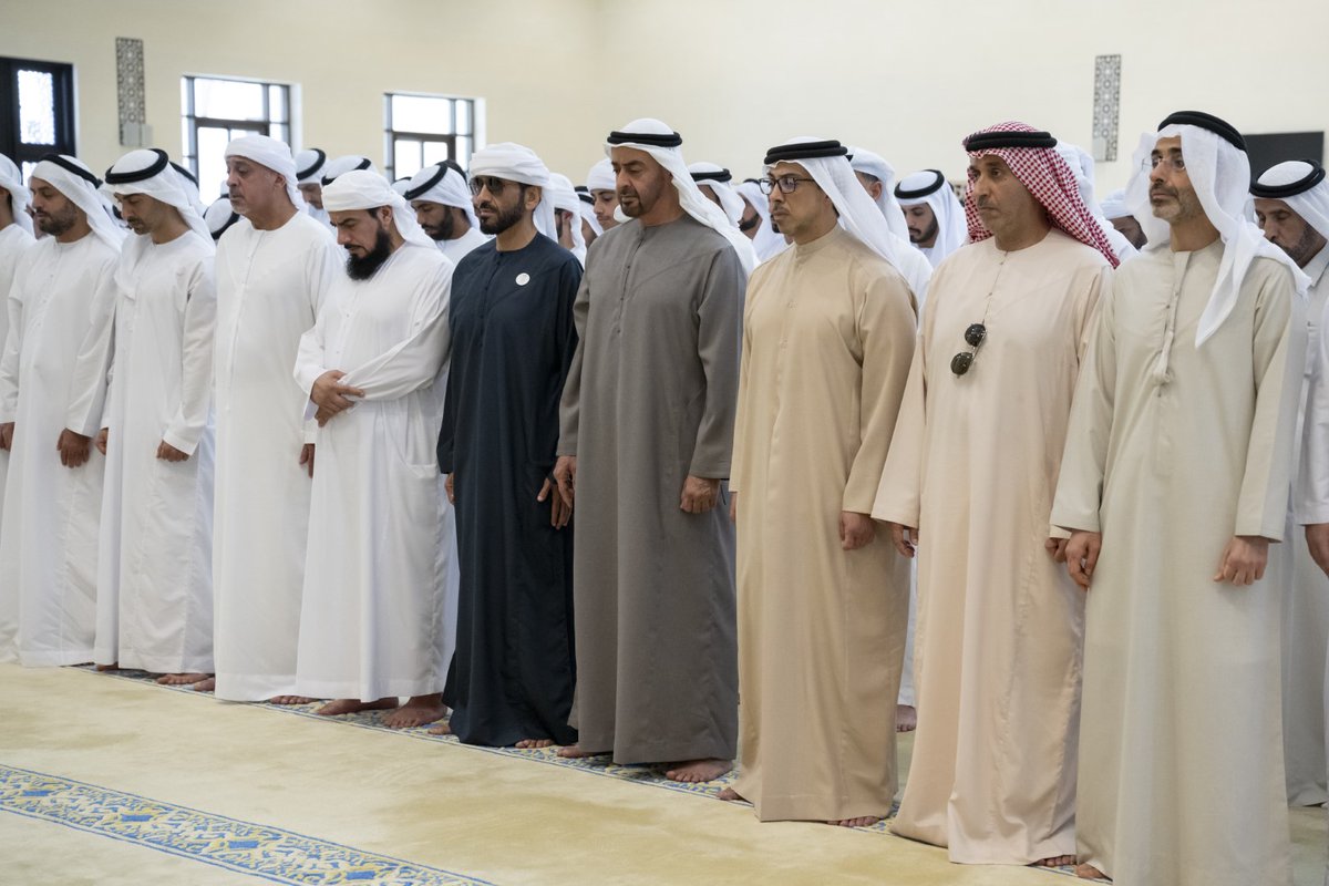 wamnews's tweet photo. #رئيس_الدولة والشيوخ يؤدون صلاة الجنازة على روح #سعيد_بن_زايد 

#وام 

https://t.co/MKEB92O86r https://t.co/fzztwe7AJO