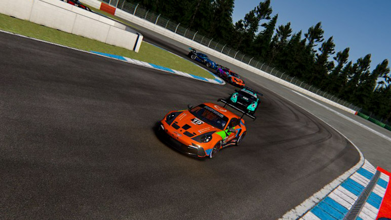 Para el final de campeonato... Victoria en Hockenheim! En la Porsche Cup organizada por <a href="/VCSeries/">Virtual Championship Series</a>

P1 🥇 <a href="/ClemenFernn/">F(Clemente)1</a>
P2 🥈 <a href="/DavidPenads/">David Moreno</a>
P6 <a href="/csrfrz/">C. Ferbal</a>
P7 <a href="/HaronKnight/">Haron Knight</a>

Consolidando la tercera posición del campeonato de Equipos 👏👏👏👏

Nos vemos en la próxima!
🧡🤙