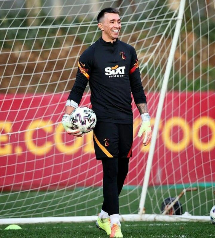 Galatasaray yönetimi, Fernando Muslera'ya yeni sözleşme teklif edecek.

(TRT Spor)