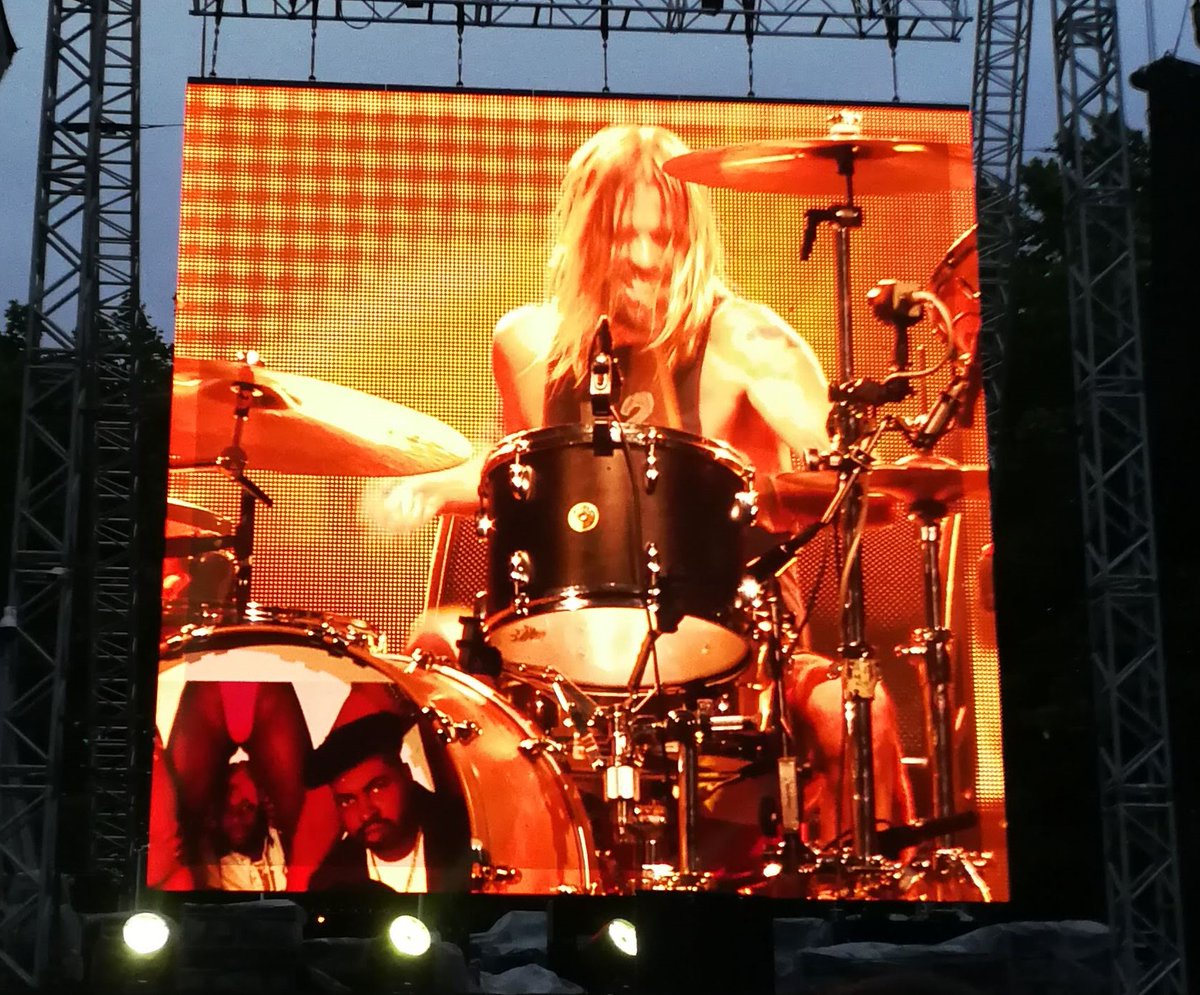MickleDJ's tweet photo. @TheGreatLeslie_ Seen the mighty FF's twice in the rain.
Dublin. Pissed it down. 
Paris. Pissed it down.
Didn't even notice.
#RIPTH 💔 https://t.co/2RTkBHYRJN