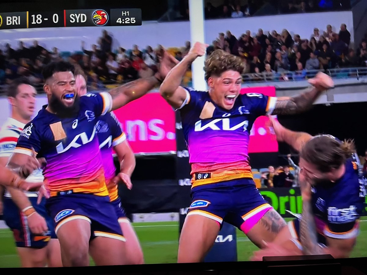 Elsifer_3's tweet photo. Does anything else say leadership &amp; playing for your captain than the whole @brisbanebroncos team being happier for Patty than himself, very good! #nrlbroncosroosters https://t.co/tPBX7vAuAj