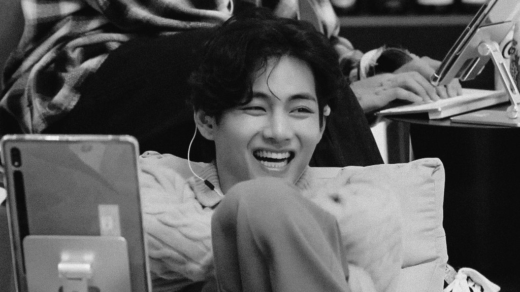 healwithtae's tweet photo. my everything everywhere always ♡ | kim taehyung https://t.co/e0igtUhebc