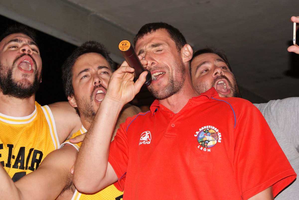 Cada última semana de Julio recuerdo cuánto disfrutamos haciendo aquello, y se me pone una sonrisa. 
En la foto, el Maestro y los coristas.

Larga vida y recuerdo a <a href="/campusbasket/">campusastorga.com</a>