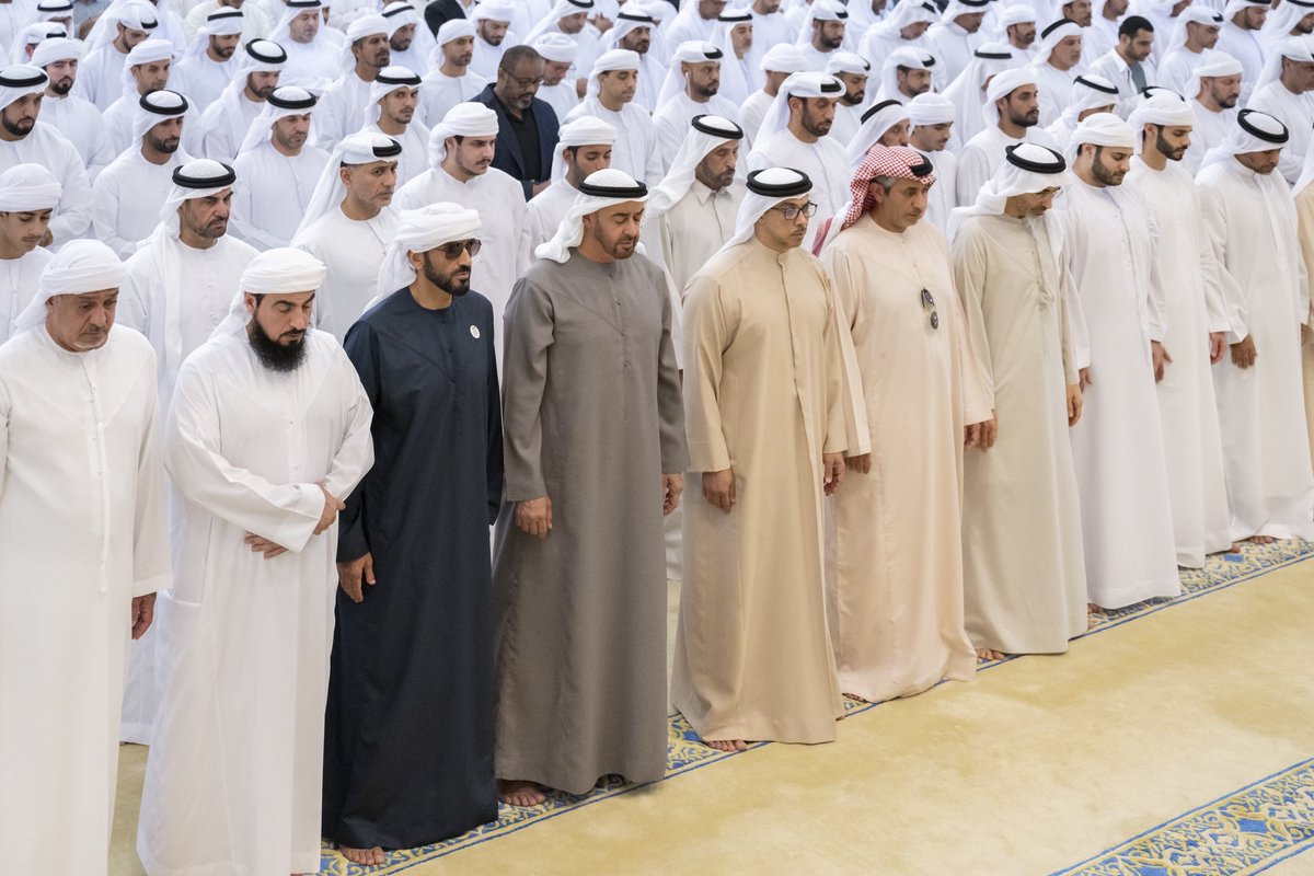 Forsan_UAE's tweet photo. #رئيس_الدولة والشيوخ يؤدون صلاة الجنازة على جثمان المغفور له الشيخ #سعيد_بن_زايد آل نهيان "رحمه الله"، في مسجد الشيخ سلطان بن زايد الأول في أبوظبي. https://t.co/2yvlGLOOcE