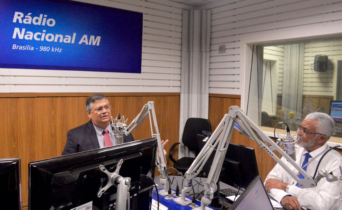 FlavioDino's tweet photo. Meus cumprimentos aos profissionais da @ebcnarede que se dedicam todos os dias à comunicação pública no Brasil. Ontem estive nos estúdios, participei do programa “Bom Dia Ministro” e fui entrevistado na Rádio Nacional. Sugiro que acompanhem o @CanalGov https://t.co/OmtchJGSEM