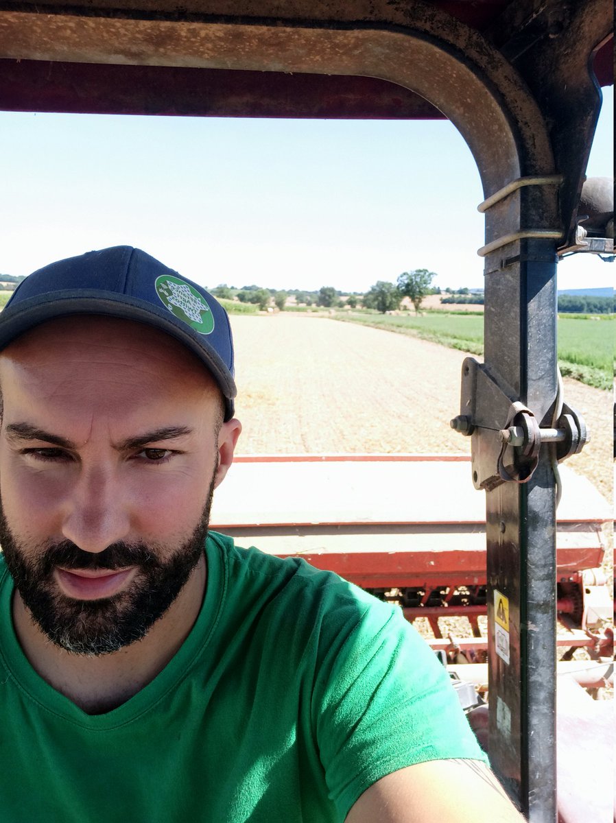 cedricows's tweet photo. Le tracteur sans cabine, le vieux semoir et c'est partie pour semer les #couverts. Moha - trèfle d'Alexandrie, une première, un test #zonevulnerable #semis #tarn #fragtw https://t.co/qmSJv0ineQ