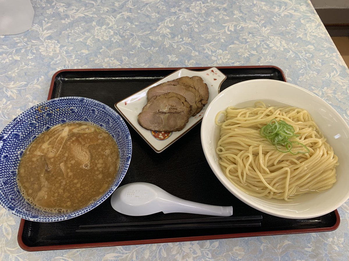 麺屋 誉@佐久 猿久保
いつもながら大行列の有名店を横目に
限定の味噌つけ麺 チャーシュー3枚トッピング
出汁に浸かったツルツル太麺に濃いめの味噌つけ汁がよく合う
つけ汁は濃厚味噌にほんのり辛味を感じる仕様
炙られたチャーシューを途中で投入しながら完食
スープ割は麺が浸かっていた出汁で