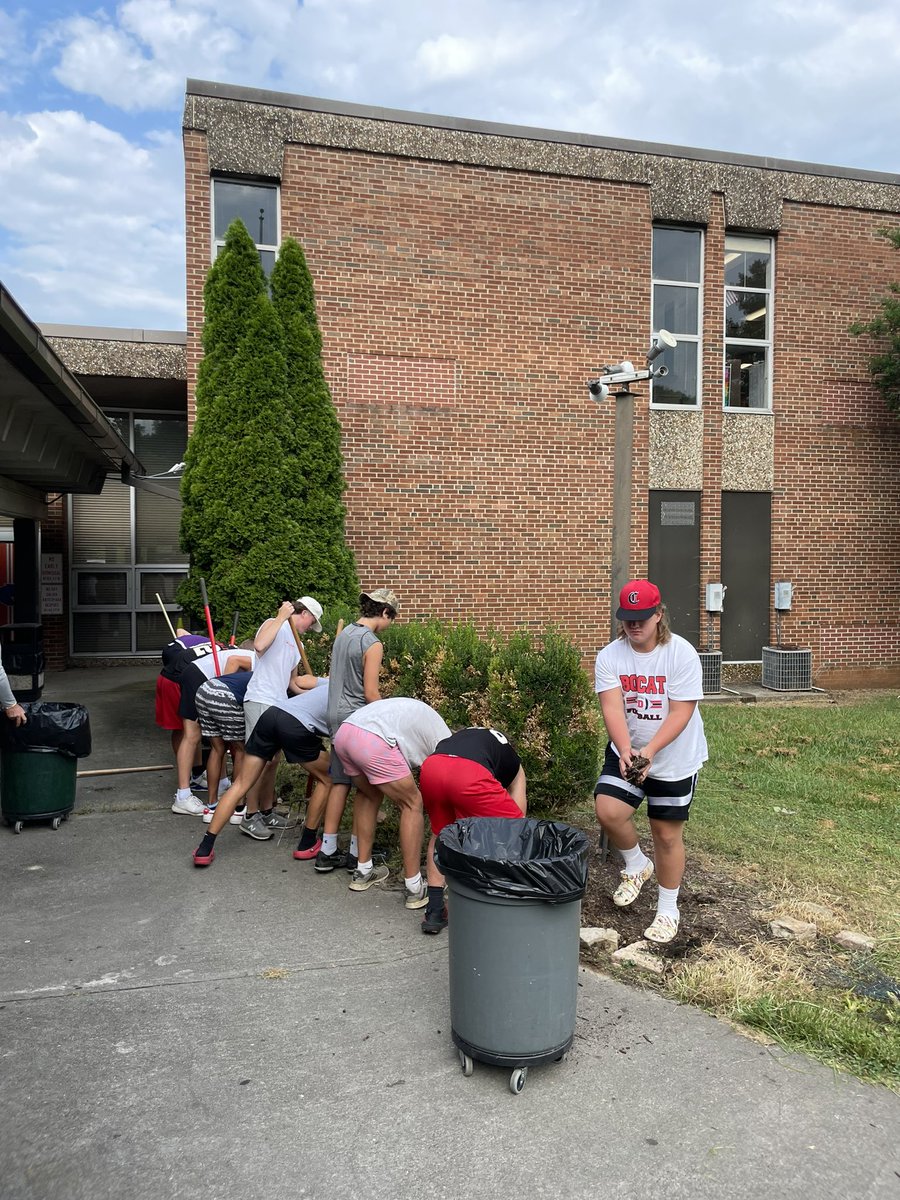 NMS_Rangers's tweet photo. Thank you to @KnoxCentralHS football for coming today to help make our campus beautiful! Even one of our Rangers came back to help out 🧡💙This is what @KnoxSchools community looks like! @CHS_Bobcat_FB https://t.co/fvmKcJ17pb