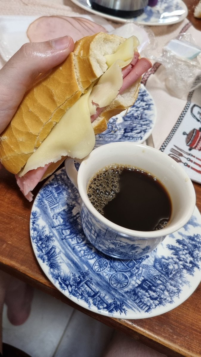 chefdangalhardo's tweet photo. Sanduíche de Mortadela e Queijo FRIO.

Derruba ou Ainnm só quente. https://t.co/VOghTBo77K