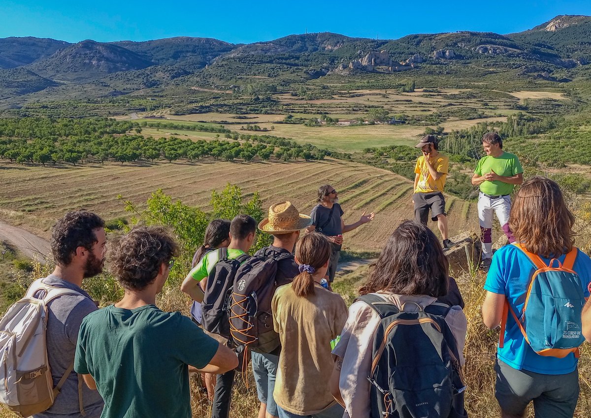 Paleoymas's tweet photo. ¡Nos ha encantado participar en los cursos de la @uvteruel y @unizar esta semana! 
Hemos estado tanto en el @OODinoLab como en Ariño, hablando de paleontología, paleobotánica y la importancia de la divulgación del patrimonio cultural. 🌿🦕🥚❤️

https://t.co/P7MwAg8Mqn https://t.co/9Zgcqy4X1k