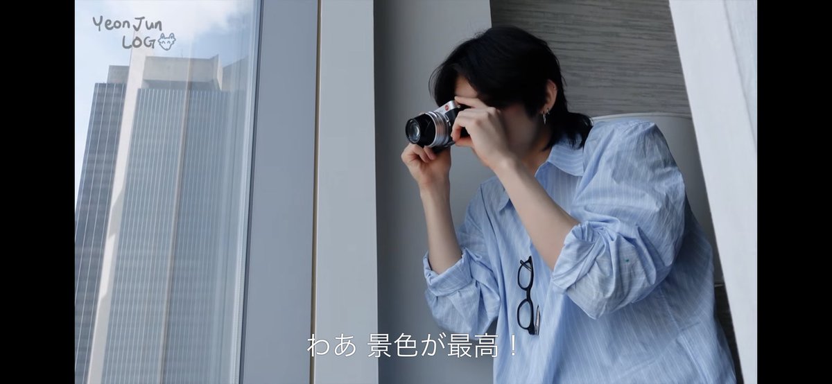 9900_ys's tweet photo. ヨンジュンさんってさ、ほんとに上手に服着れないよね。(オシャレなだけ。)
シャツ着たと思ったら右肩出てるし、常にタンクトップだし。
それなのにさ日焼けしてないってどゆこと？！
いつも真っ白だしほんとにいやーになっちゃう！！！！！！！！かっこよすぎて！
あ、肩出てなかった。これ https://t.co/a2tVULji9Z