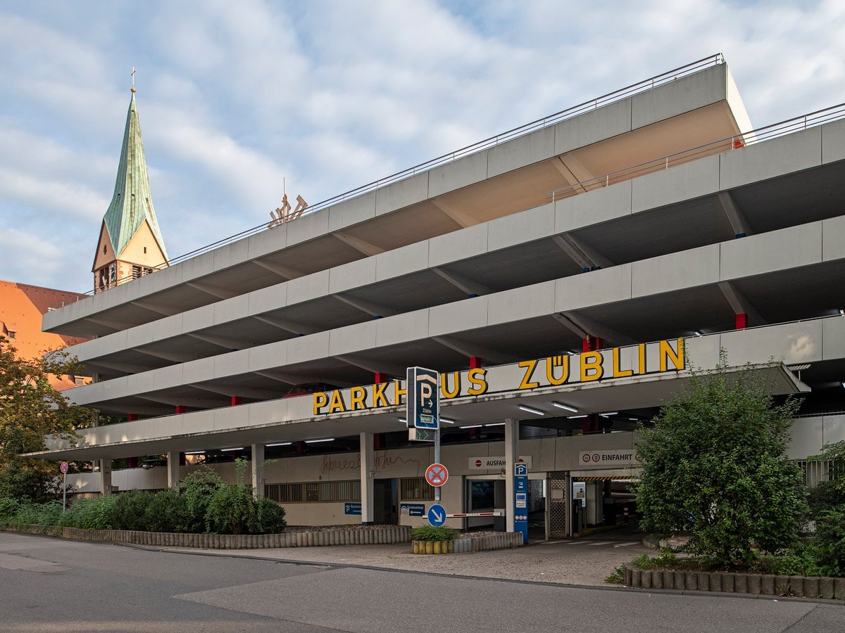 Sie sehen: Ein Parkhaus. Noch.

Was daraus wird? 🤷‍♂️

Fakt ist: Das Züblin Parkhaus befindet sich im Bereich „Neue Mitte Leonhardsvorstadt“. Dieses @IBA2027-Projekt die Trennung zw. Bohnen‐ &amp; Leonhardsviertel überwinden &amp; den Marktplatz besser anbinden.  
➡️stuttgart.de/pressemitteilu…