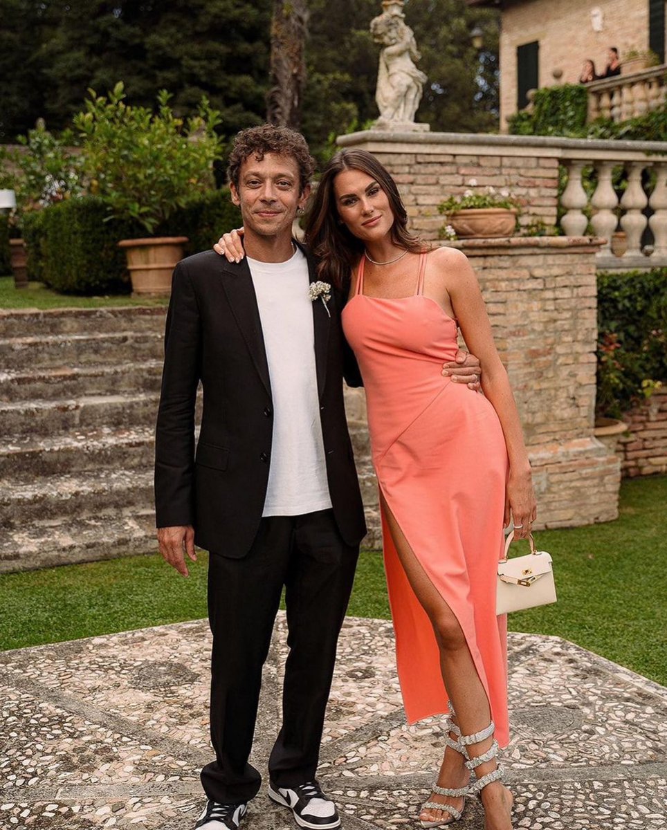 ValeYellow46's tweet photo. Dalla pista al matrimonio
Dal matrimonio alla pista https://t.co/cHTLH0oPrY