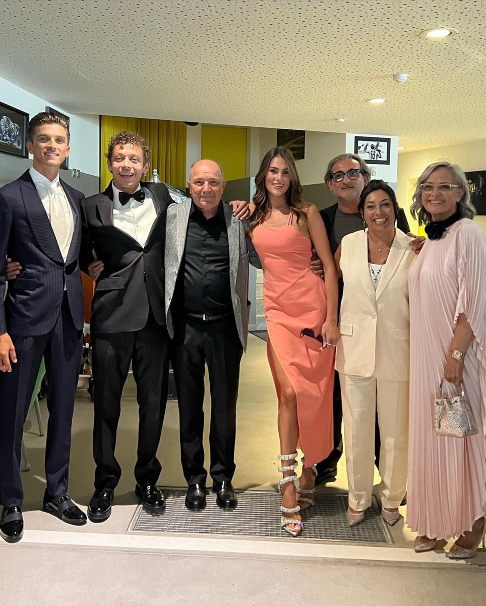 ValeYellow46's tweet photo. Dalla pista al matrimonio
Dal matrimonio alla pista https://t.co/cHTLH0oPrY