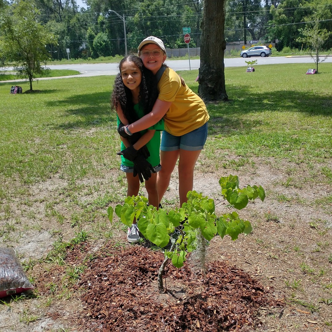 greenscapeofjax's tweet photo. We beat the heat to water, weed & mulch 27 trees in Columbus Park with @StMarksEYCJax Led by our new Program Manager, Shanell Davis-Bryant, this youth team learned about the benefits of trees (including shade!) and proper tree care. @CityofJax #urbanforest #teamwork #wedigtrees https://t.co/GHhNNhqYgu
