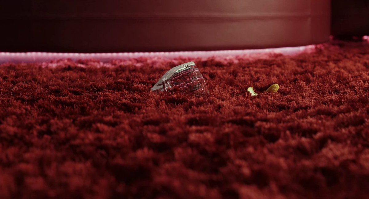 Glass Onion Minute tweet media