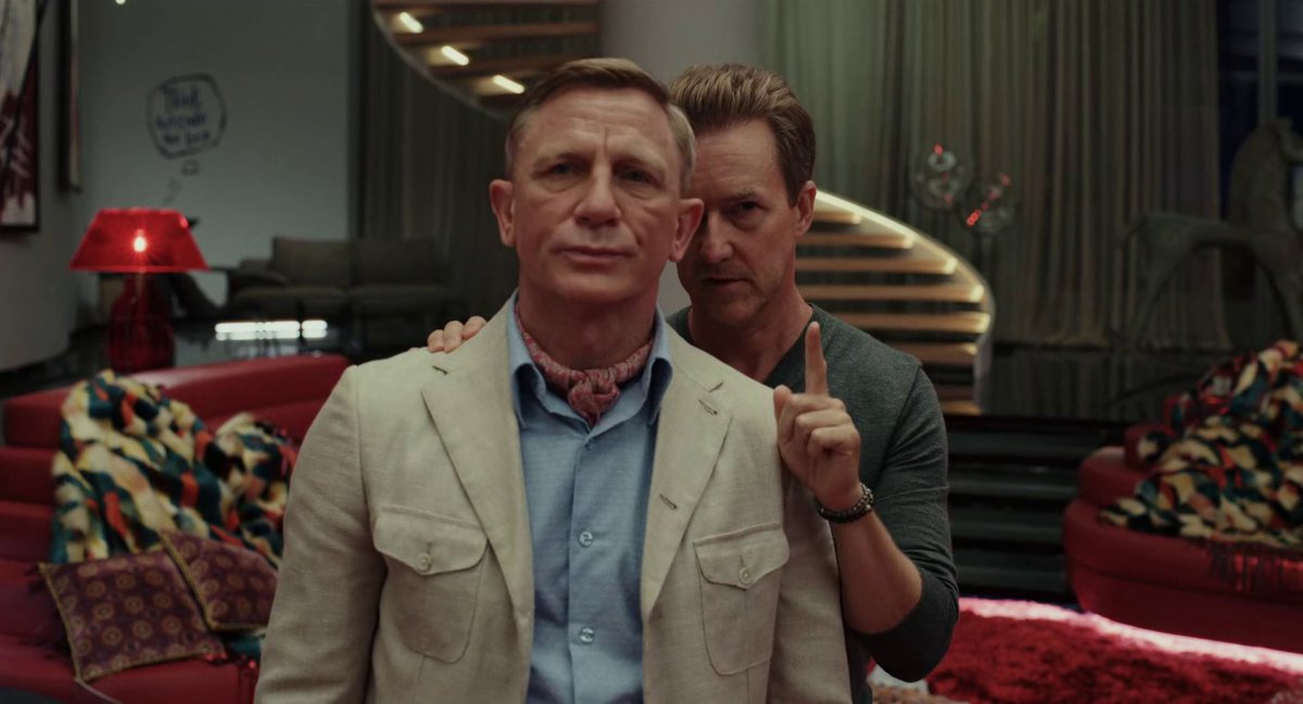 Glass Onion Minute tweet media