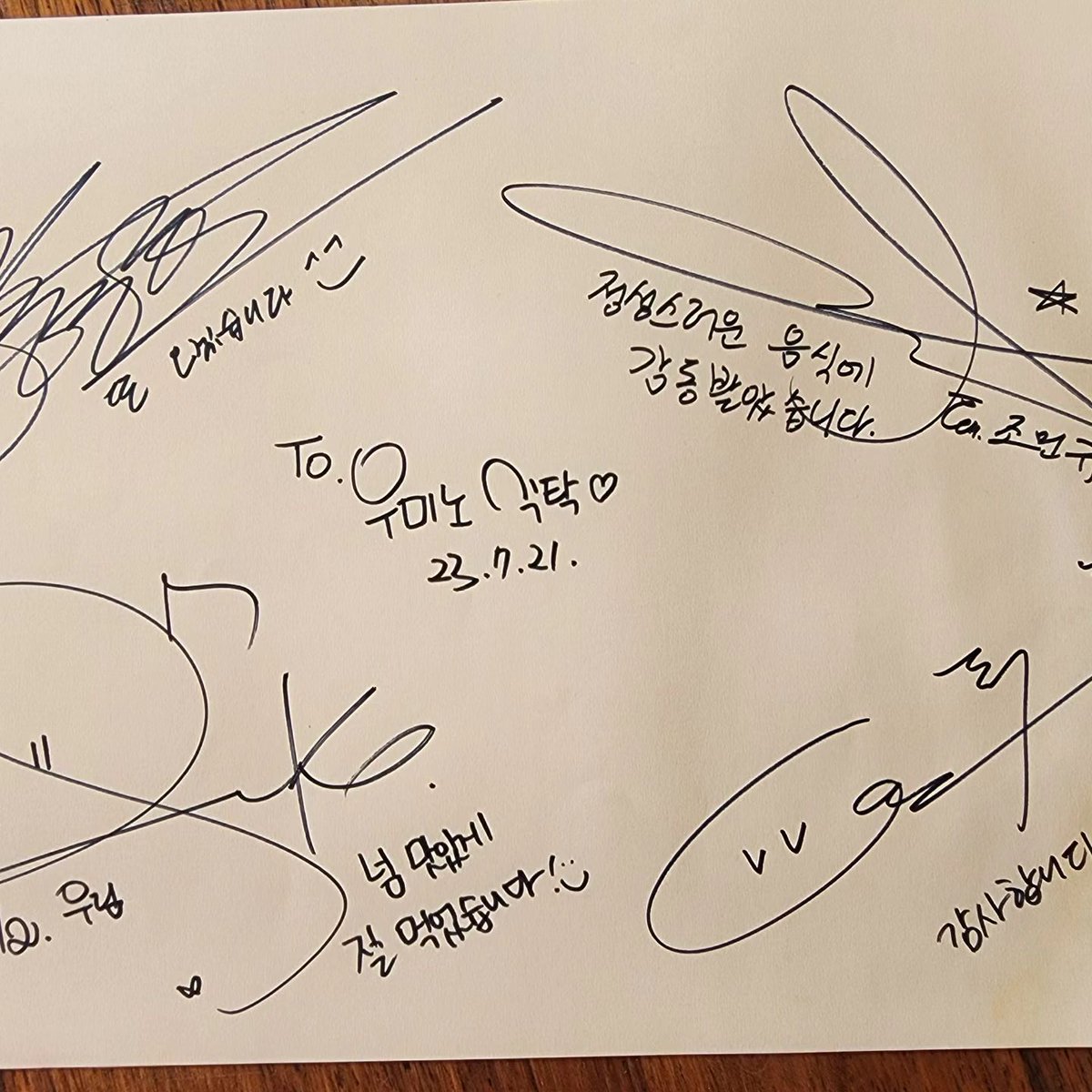 2018_3_14's tweet image. 김포레의 자리 잡혀가는 &amp;gt;싸인 4인 대형&amp;lt;을 조와함,, 언젠가부터 싸인을 마름모꼴로 배치하고 가운데엔 팀명/받는 사람 적는것까지 .. 너무 귀엽다 ( ◜𖥦◝ )