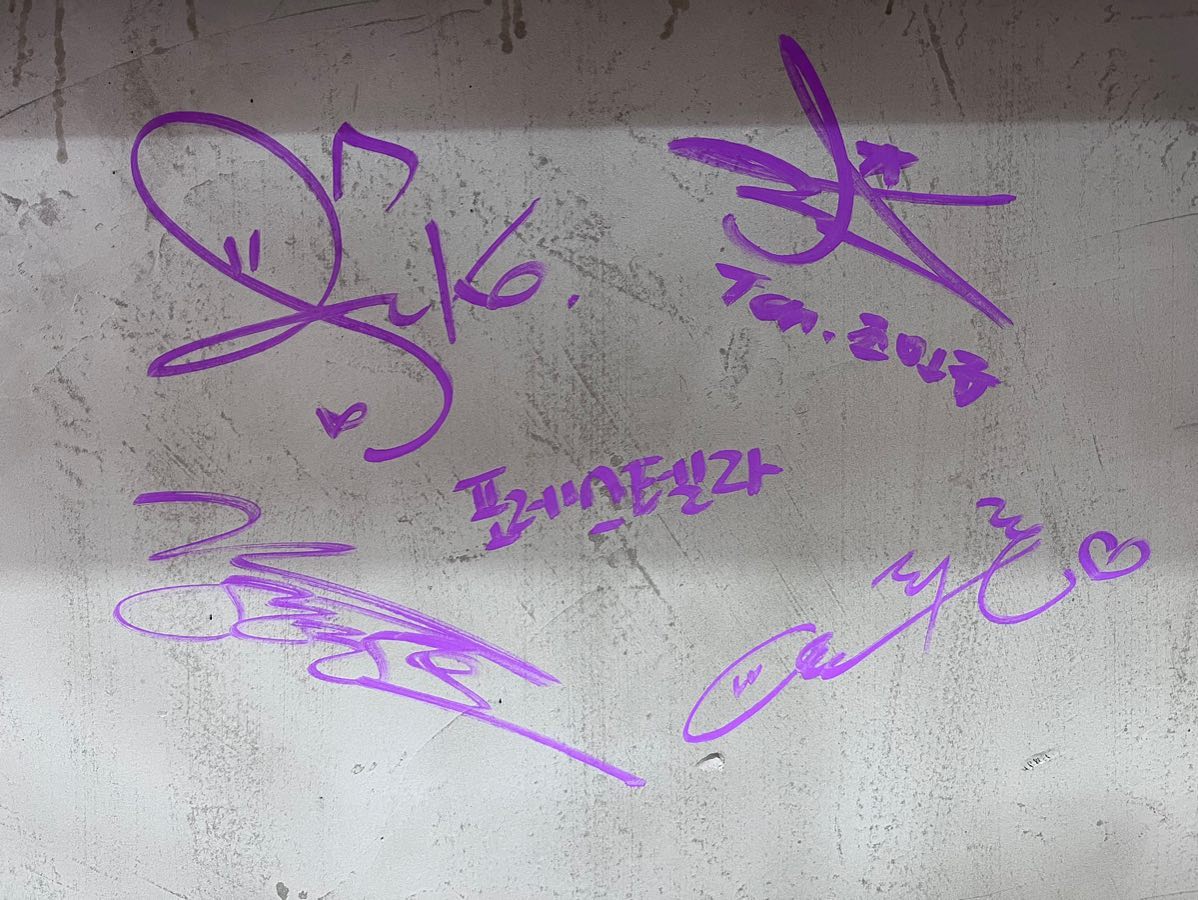 2018_3_14's tweet image. 김포레의 자리 잡혀가는 &amp;gt;싸인 4인 대형&amp;lt;을 조와함,, 언젠가부터 싸인을 마름모꼴로 배치하고 가운데엔 팀명/받는 사람 적는것까지 .. 너무 귀엽다 ( ◜𖥦◝ )