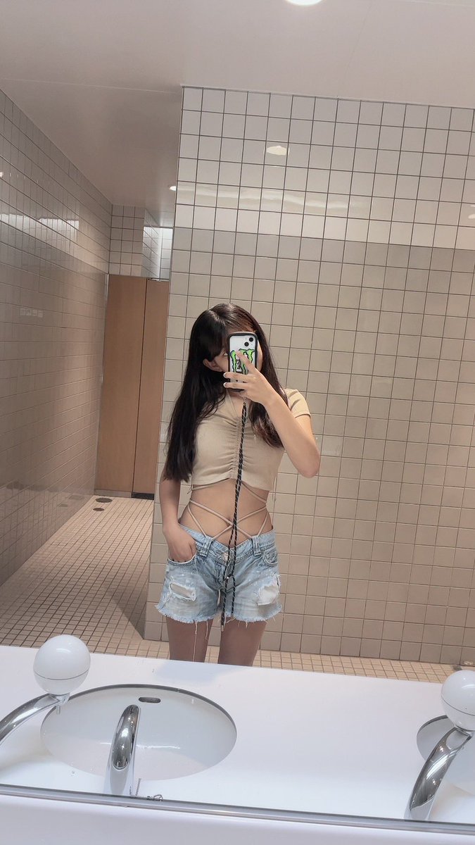 nizisaki_karina's tweet photo. 腹出してプール行ってきた！！😌💗 https://t.co/NkR6SCLsoW